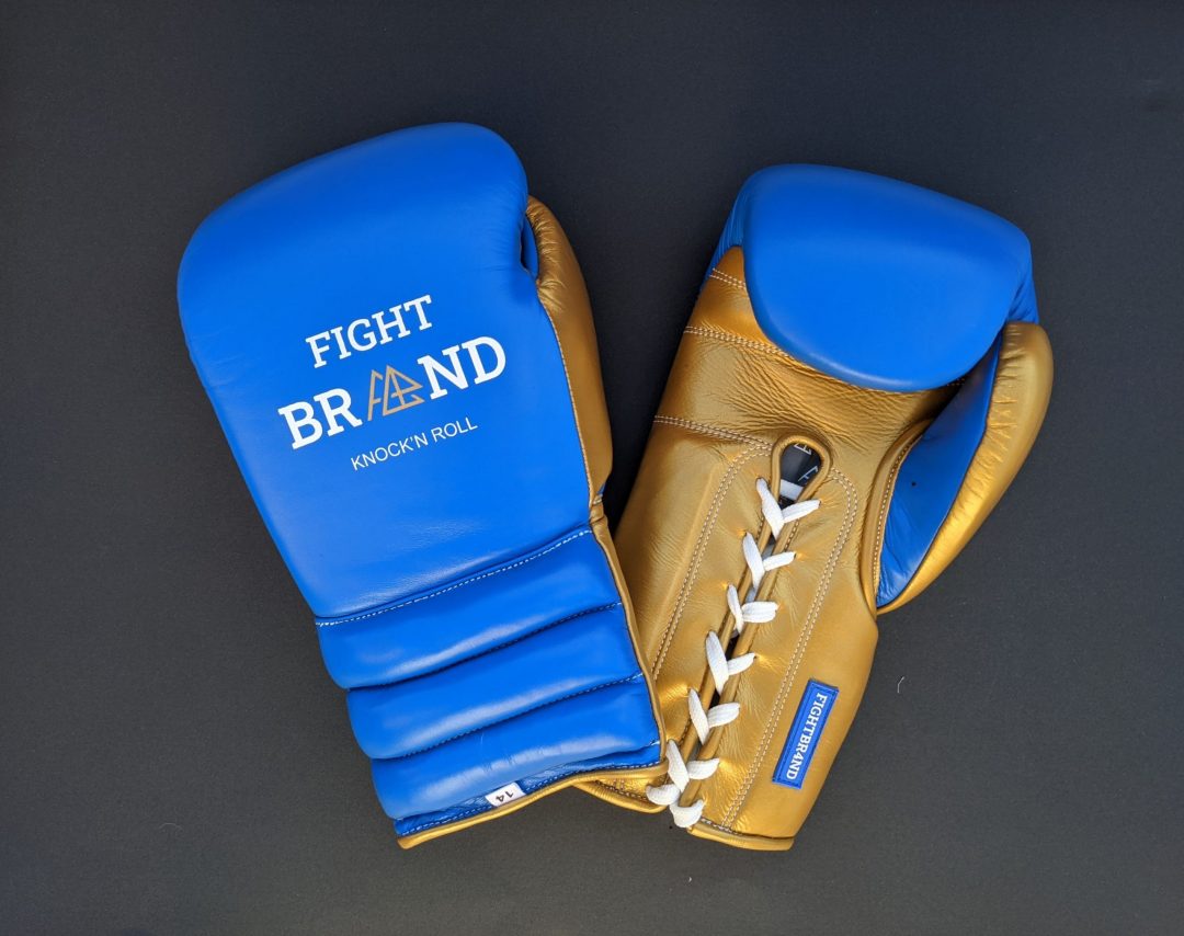guantes de boxeo azules y dorados